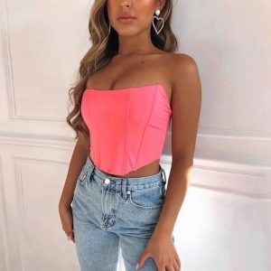 Une femme avec un corset bustier de couleur rose
