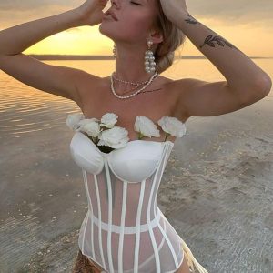 une femme porte un Bustier de Mariage | Maison du Corset