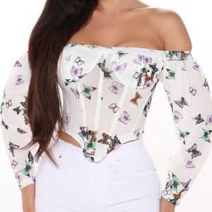 un haut blanc avec le style d'un corset