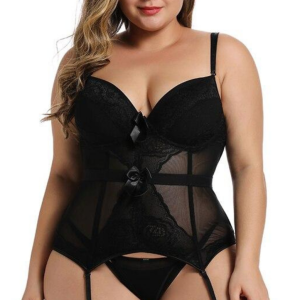 une femme avec son corset grande taille et ses porte-jarretelles