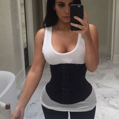 Kim Kardashian avec corset amincissant