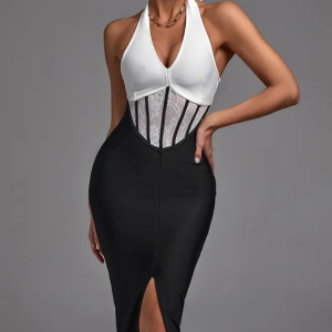 une robe corset noire et blanche avec dentelle