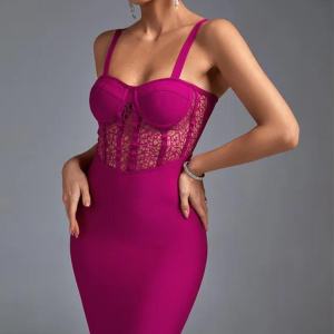 une robe corset avec dentelle