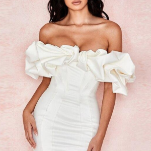 une femme avec une Robe qui taille façon corset | Maison du Corset