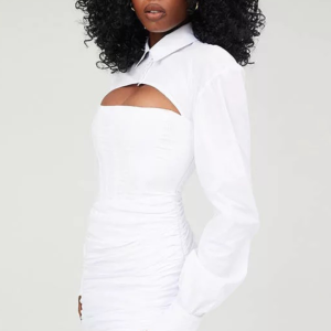 Une femme porte une robe style corset blanche | Maison du Corset